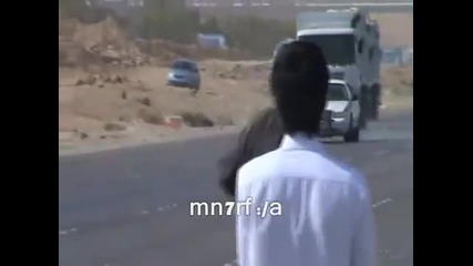 Луди араби целят полицейска кола