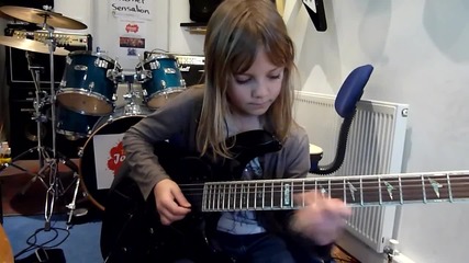 Малка сладурана свири на китара