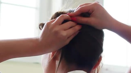 Стряхотна прическа Elegant Side Hair Bun