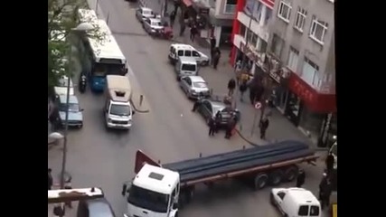 Сложна маневра с камион на натоварена улица