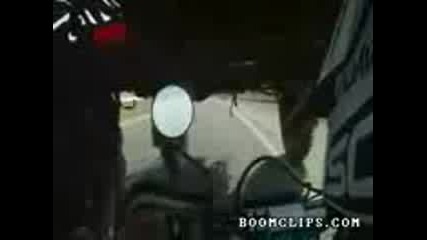 Луд моторист минава под трактор 