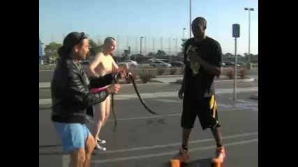 Kobe Bryant прескача басейн пълен с змии !