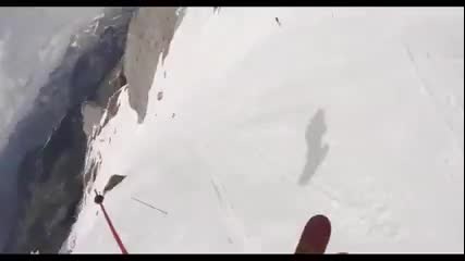 Камера на каската на професионален скиор!!! Яко