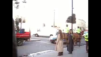 Полицейски кон с нужди ^ - ^ Смях ^ - ^