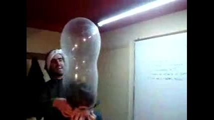 Идиоти Се Гаврят С Презерватив