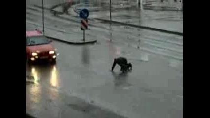 Пиян пълзи на пътя!
