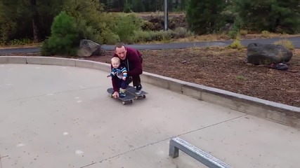 Баща учи детето си да кара скейтборд