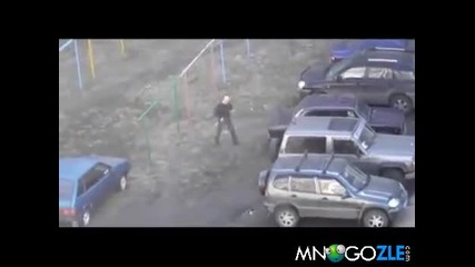 Идиот чупи всички коли на паркинга