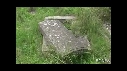 Цигани поругават старите гробища потресаващо !