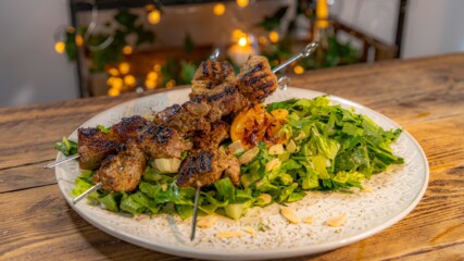 Сувлаки кебап с гръцка зелена салата | Храната, която обичаме с Ейнсли | 24Kitchen Bulgaria