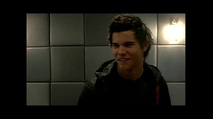 Taylor Lautner Rocks Out 
