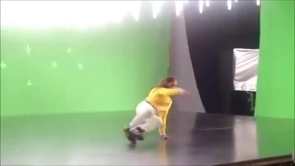 Justin Bieber танцува на Джиджиканска :) 