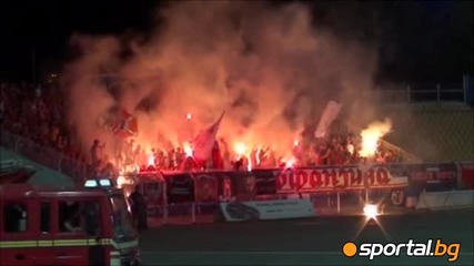 Червени факли спряха мача в Бургас