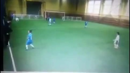 Руски треньор рита дете на терена