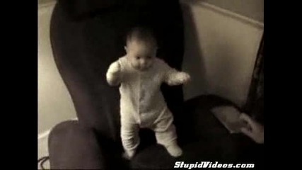 Най - Сладкото Бебе Танцува На Стол!