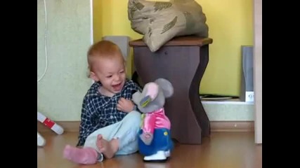 Бебе се страхува от играчка(забавно)