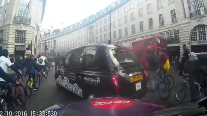 Как тийнейджърите с велосипеди преминават през кръстовище по централна улица в Лондон