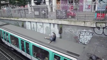 Пич скача върху покрива на влак в Париж