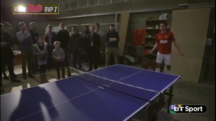 Робин Ван Персие и Рио Фердинант играта тенис на маса