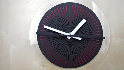 Страхотна оптична илюзия на стенен часовник