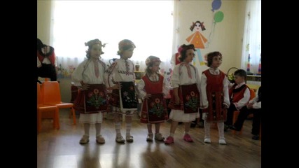 Лили Цветкова учи дечица да пеят български фолклор