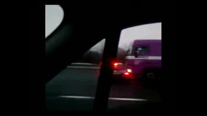 Смях и Ужас камион влачи със себе си кола