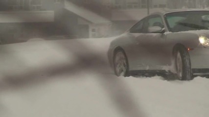 Porsche 911 C4s полудява в снега