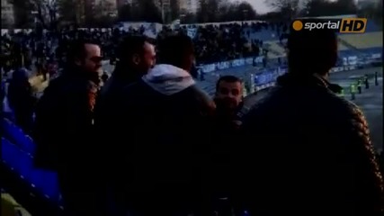 Йовов пее с феновете, получи фланелка от " син " футболист