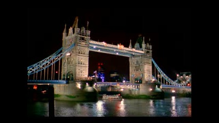 Красиво - Яхта Минава Под Tower Bridge Вечерта