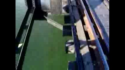 Туристи снимат как влак минава над реката!