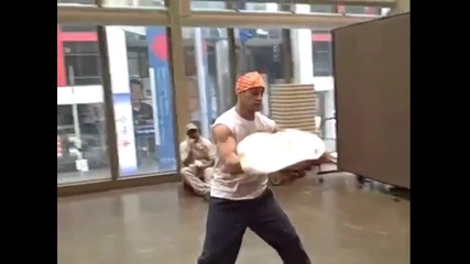 Пицар прави страхотно шоу в търговския център