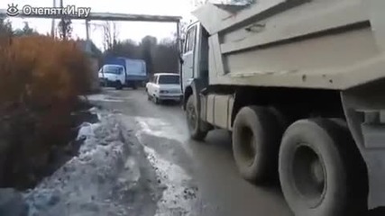 Руснаци дърпат камаз с кола