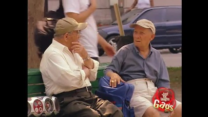 Смях-скрита камера-подсвиркане след мацка.