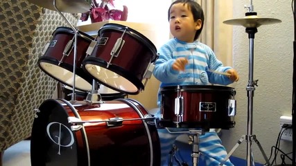 2 - годишно сладурче свири на барабани 