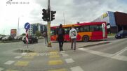 Автобус, който се бута във Варна