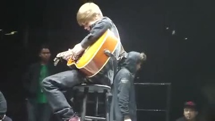 Justin Bieber излиза на сцената с гаджето си ;дд 
