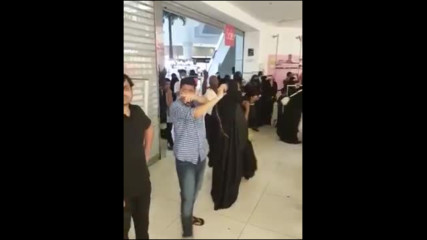 Жени саудитки грабят дрехи като полудели в магазин