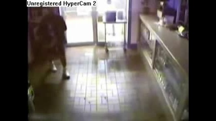 Интересно видео заснето от охранителна камера. Просто няма такъв крадец без никакъв късмет :) 