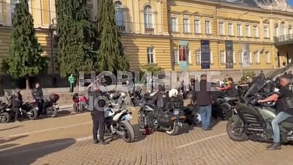 Мотористи затвориха движението на Площад "Княз Александър Батенберг" в знак на протест