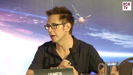 Режисьорът Джеймс Гън дава интервю на пресконференция на филма си Пазители на Галактиката (2014)