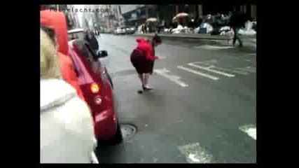 Внимание луда жена на пътя