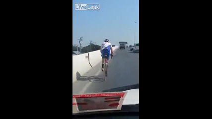 Мъж със липсващ крайник кара колело