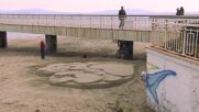 МОРЕ ОТ ЛЮБОВ: Сърца от пясък покриха плажа в Бургас (ВИДЕО+СНИМКИ)