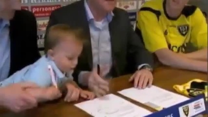 Бебе на 18 месеца - подписа професионален договор с родния си клуб за 10 години