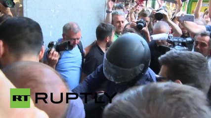 Greece: Varoufakis mobbed by journalists while leaving Finance Ministry