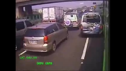 автобус помита всичко по магистралата!