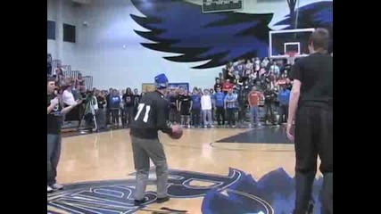 баскетболист вкарва кош от центъра без да гледа ! 