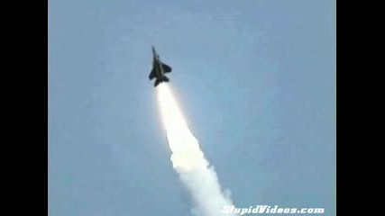 Изтребител излиза от океана
