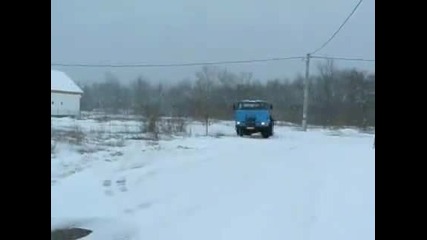 Камиона върти яко на снега 