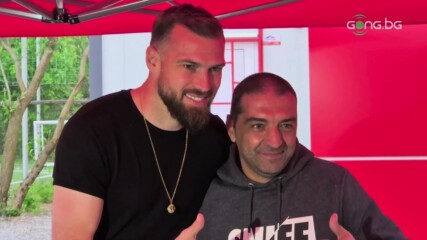 Густаво Бусато се снима с фенове и раздава автографи